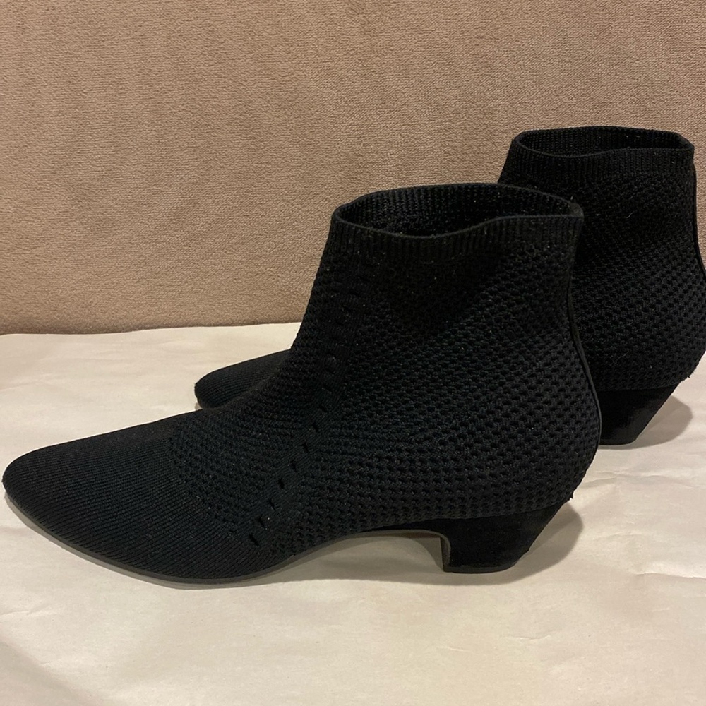 Eileen Fisher vero cuoio black stretch booties with a 1.5 inch heel size 9.5